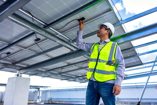 Service- und Wartungstechniker für Solardachanlagen zur Überprüfung der Energieeffizienz von Solarzellen