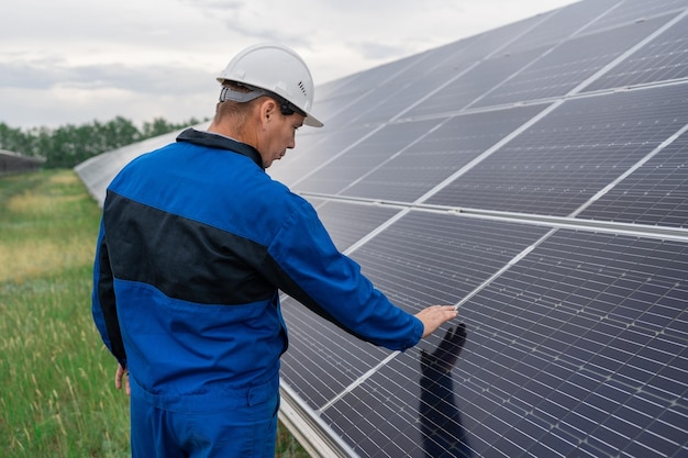 Servicetechniker Mann berührt Solarmodule Techniker Wartung Solarzellen auf Solaranlage