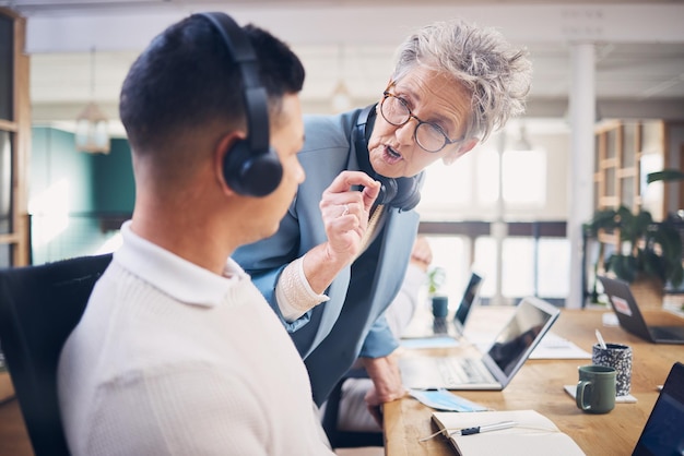 Servicio al cliente del centro de llamadas y hombre de capacitación de líderes explicando o hablando en línea en capacitación de telemercadeo Ayuda de mujeres mayores o personas de ventas en comunicación en servicios al cliente o mesa de soporte