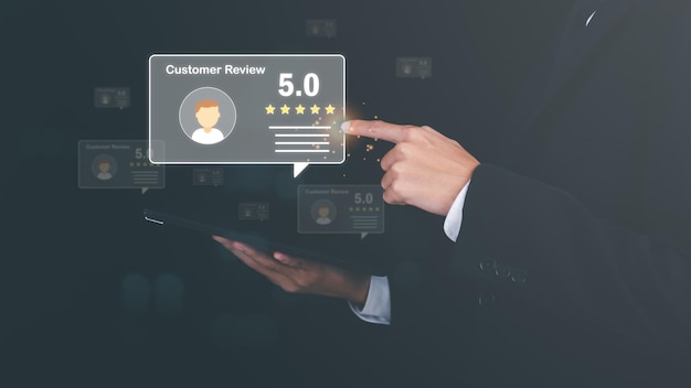 Servicio al cliente y concepto de satisfacción empresario tocando 5 estrellas icono mostrando feliz