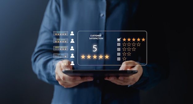 Servicio al cliente y concepto de satisfacción Los empresarios están tocando la pantalla virtual en el icono de la cara sonriente feliz para dar satisfacción en la calificación del servicio muy impresionado