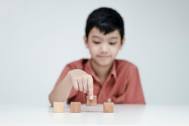 Servicio al cliente y concepto de satisfacción, los niños muestran una retroalimentación con cara de sonrisa cubo de madera cara de sonrisa feliz