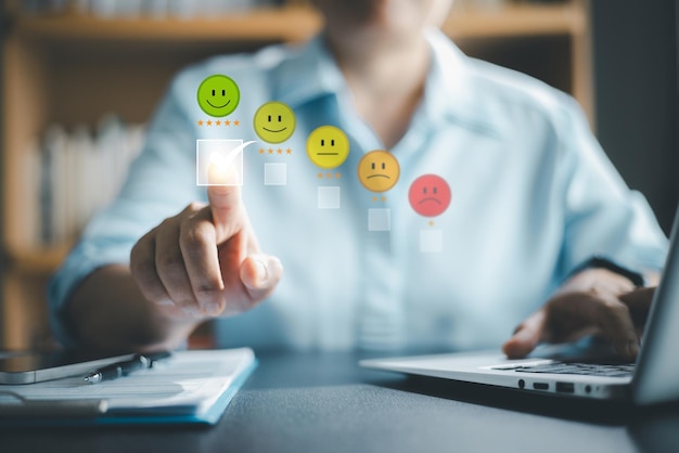 Servicio al cliente y concepto de satisfacción La persona de negocios está tocando la pantalla virtual en el icono de la cara sonriente feliz para dar satisfacción en la calificación de servicio muy impresionado comentarios de servicio al cliente