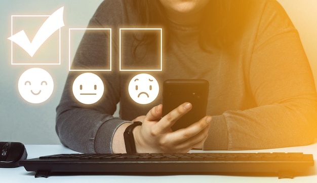 Servicio al cliente y concepto de satisfacción Servicio de calificación de mujeres con un holograma de cara de sonrisa feliz