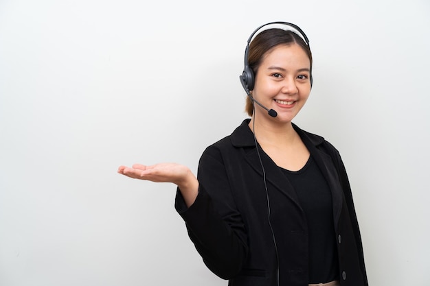 Servicio al cliente de mujeres asiáticas con auriculares y mano presente sobre fondo blanco.