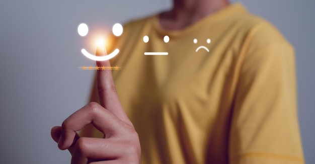 Servicio al cliente y pantalla de concepto de Satisfacción en el icono de cara sonriente feliz para dar satisfacción en la calificación de servicio muy impresionado