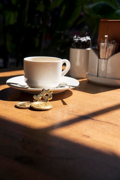 Servicio de café y café cremoso en cafetería restaurante bar casa con dulces galletas chocolate