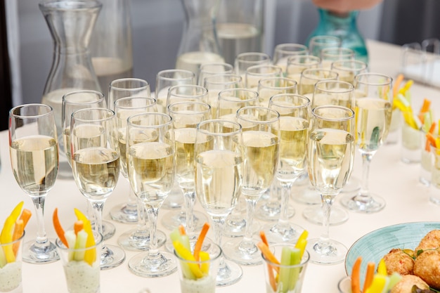 Servicio de catering copas de cava y comida