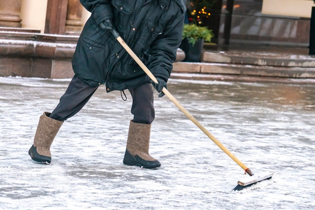 El servicio de la ciudad limpia las calles de la nieve con herramientas especiales después de las nevadas b