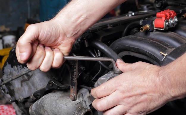Servicio de coche Mecánico de reparación de motores manos con filtro de combustible de llave