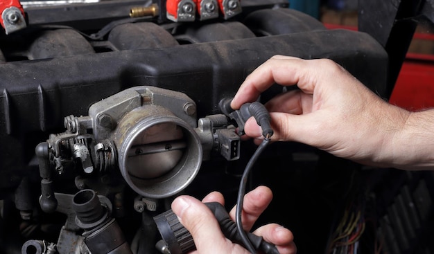 Foto servicio de coche mecánico de reparación de motores manos terminal de cableado