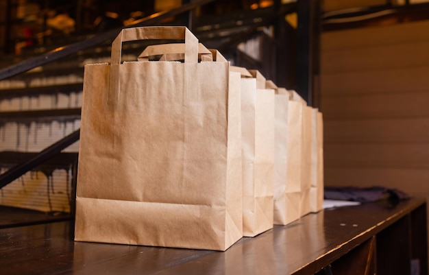 Servicio de comida a domicilio por mensajería a domicilio. Mensajero de la mujer entregó el pedido sin bolsa de nombre con comida.