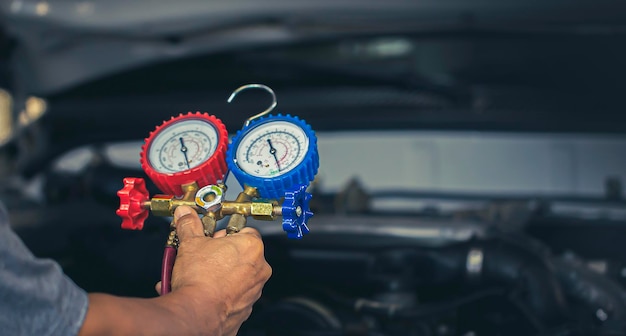 Servicio de control de aire acondicionado para automóvil, detección de fugas, llenado de refrigerante