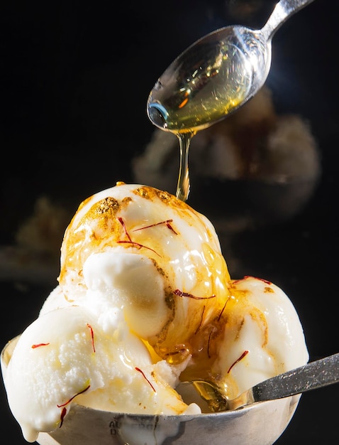 Foto servicio de copas tipo helado y comer en tiendas y cafés.