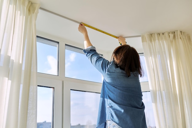 Servicio para coser y colgar cortinas Mujer con cinta métrica ventana de medición