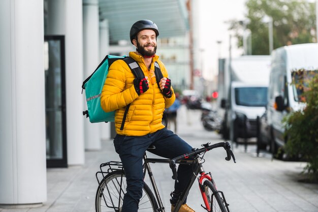 Servicio de entrega de comida, ciclista que entrega comida a los clientes con bicicleta - Conceptos sobre transporte, entrega de comida y tecnología