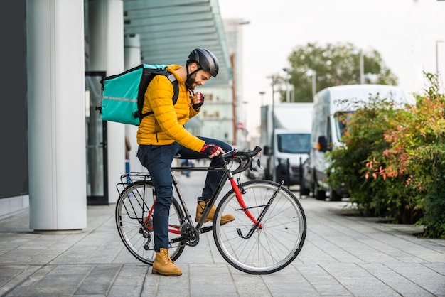 Servicio de entrega de comida, ciclista que entrega comida a los clientes con bicicleta - Conceptos sobre transporte, entrega de comida y tecnología