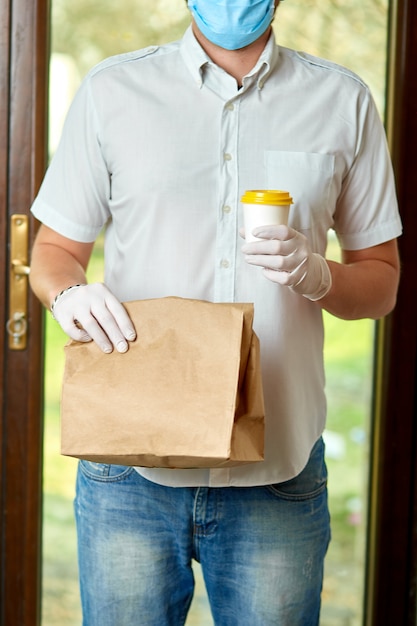 Foto servicio de entrega bajo cuarentena, brote de enfermedad, coronavirus