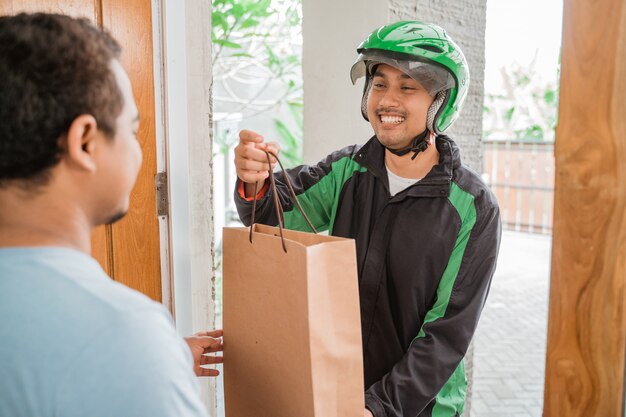 Foto servicio de entrega de hombre uber enviar bolsa de compras