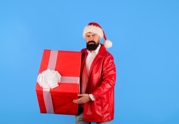 Servicio de entrega de regalos hombre barbudo con sombrero de santa claus tiene caja de regalo regalo de navidad navidad o nuevo