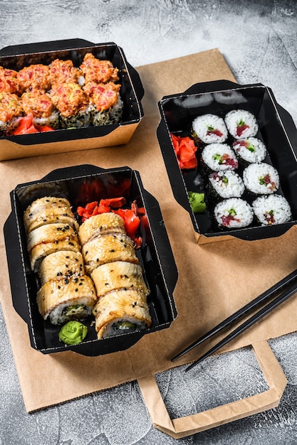 Servicio de entrega de rollos de comida japonesa en caja