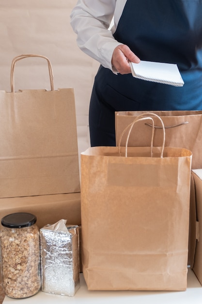 Servicio de entrega de trabajadores bolsa de embalaje caja delantal empacador mano poste nota de envío