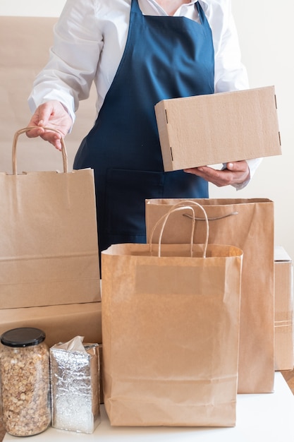 Servicio de entrega de trabajadores bolsa de embalaje caja delantal empacador mano poste nota de envío