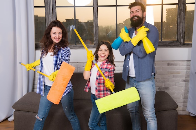 Foto servicio experto de limpieza de casas en el que puede confiar limpieza familiar de la casa familia feliz con productos de limpieza madre, padre e hija limpiando la casa casa limpia todo debe ser perfecto