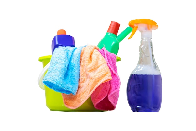 Servicio de limpieza Cubo con esponjas Botellas de productos químicos y trapeador Guantes de goma y toalla Equipo doméstico Fondo blanco aislado