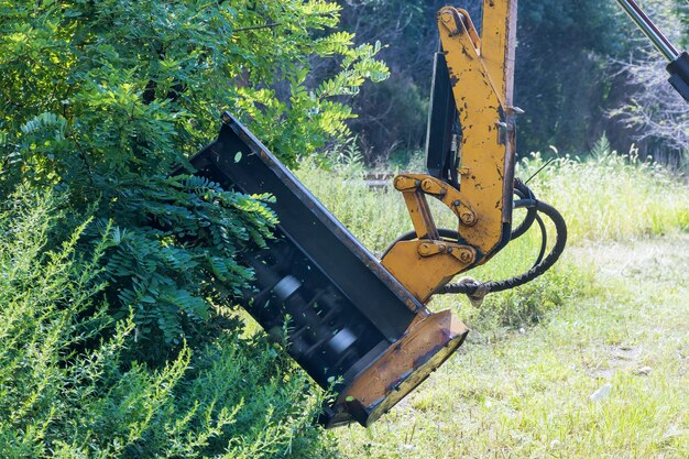 Servicio de mantenimiento de carreteras de carreteras suburbanas de la máquina de mecanización del tractor segadora cortando hierba