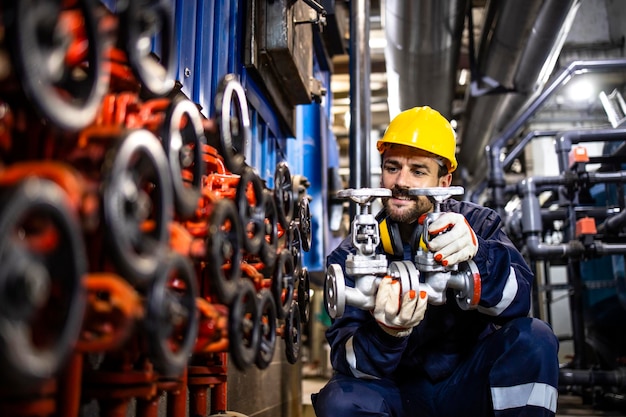 Servicio de mantenimiento industrial e ingeniero experimentado cambiando válvulas de tubería en planta de refinería