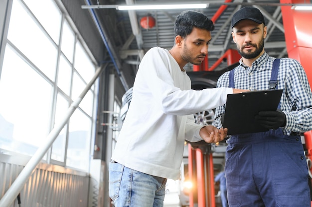 Servicio mecánico de automóviles en el concepto de garaje de mantenimiento oportuno del automóvil de servicio al cliente y acuerdo de trato