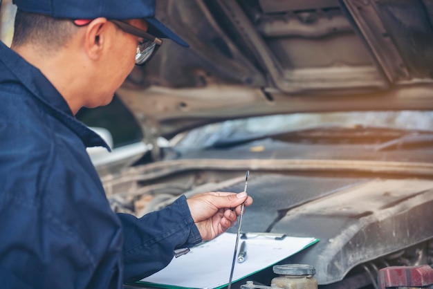 Servicio mecánico de automóviles garaje de automóviles en el centro móvil automotriz Técnico taller de reparación de motores servicio de vehículos de motor negocio de ingeniería mecánica Mecánico de automóviles manos técnicas de reparación de automóviles