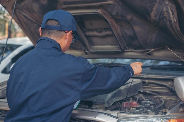 Servicio mecánico de automóviles garaje de automóviles en el centro móvil automotriz Técnico taller de reparación de motores servicio de vehículos de motor negocio de ingeniería mecánica Mecánico de automóviles manos técnicas de reparación de automóviles