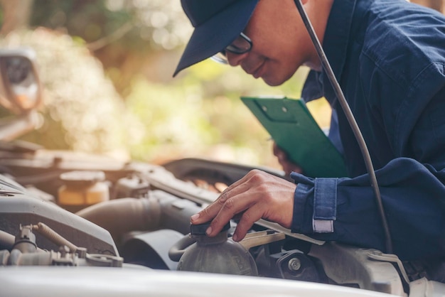 Servicio mecánico de automóviles garaje de automóviles en el centro móvil automotriz Técnico taller de reparación de motores servicio de vehículos de motor negocio de ingeniería mecánica Mecánico de automóviles manos técnicas de reparación de automóviles