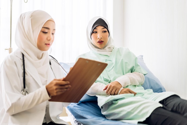 El servicio médico de una mujer asiática musulmana ayuda a discutir y consultar hablar con una paciente musulmana en una reunión de atención médica expresa el concepto de confianza en la atención médica hospitalaria y la medicina