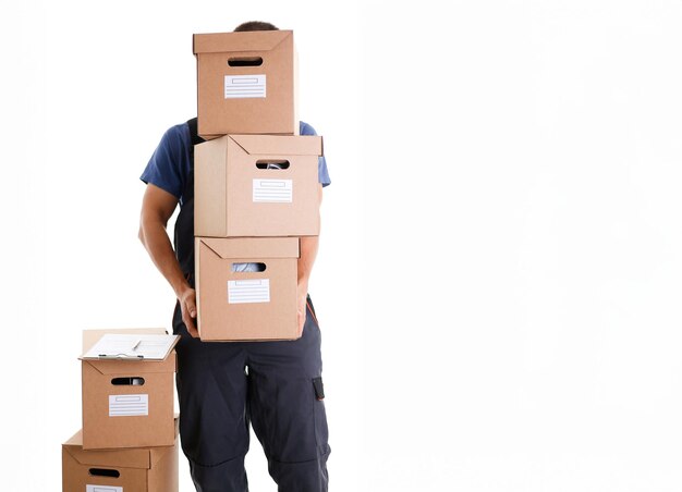 El servicio de mensajería especializado lleva cajas.