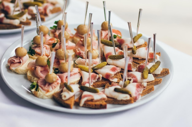 Foto servicio de mesa de catering en el restaurante antes de la fiesta