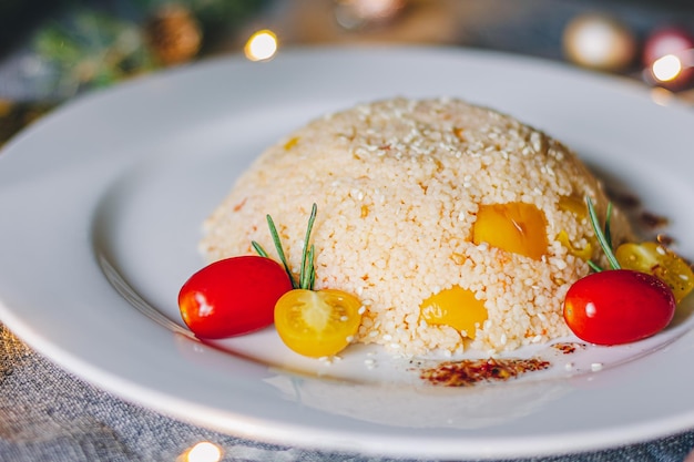 Servicio de mesa de catering en el restaurante antes de la fiesta