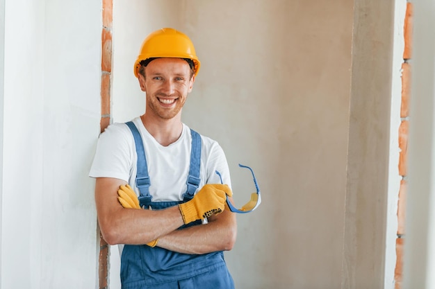 Servicio profesional Joven trabajando en uniforme en la construcción durante el día