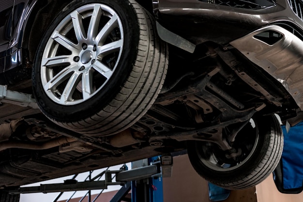 en un servicio de reparación de automóviles levantado en un elevador