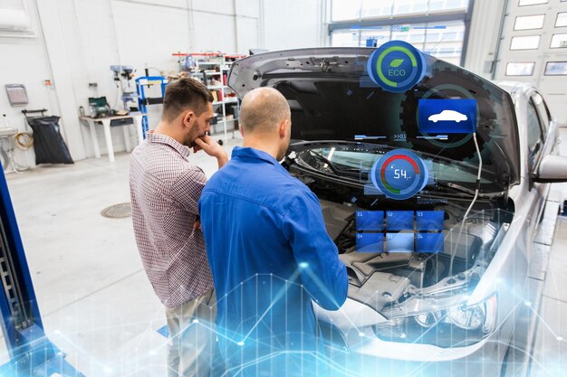 Foto servicio de reparación de automóviles mantenimiento y concepto de personas mecánico y hombre o propietario de automóvil en el taller