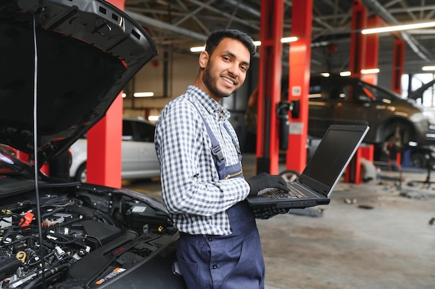 Servicio de reparación y concepto de profesión mecánico indio en el servicio de automóviles
