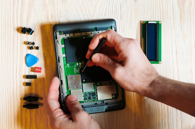 Foto servicio de reparación de libros electrónicos por ingeniero