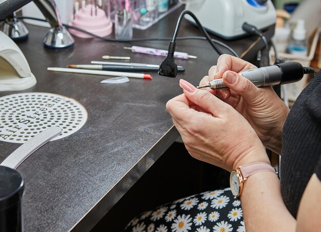 Foto servicio de salón de manicura para extensión de uñas de gel y pulido perfecto por un técnico de uñas calificado