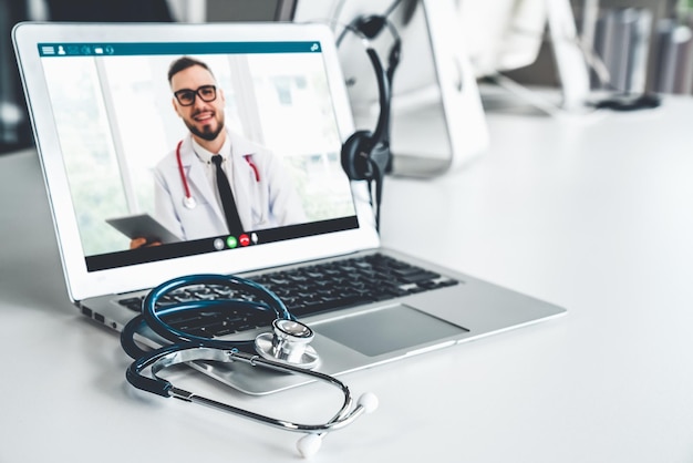 Servicio de telemedicina videollamada en línea para que el médico chatee activamente con el paciente