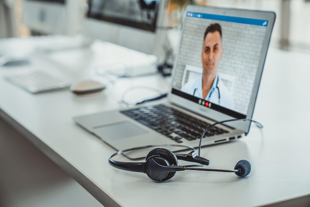 Servicio de telemedicina videollamada en línea para que el médico chatee activamente con el paciente