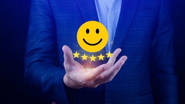 Servicios al cliente mejor excelente experiencia de calificación comercial Revisión positiva y concepto de encuesta de satisfacción de comentarios La mano de un hombre de negocios muestra una cara de sonrisa feliz con cinco estrellas