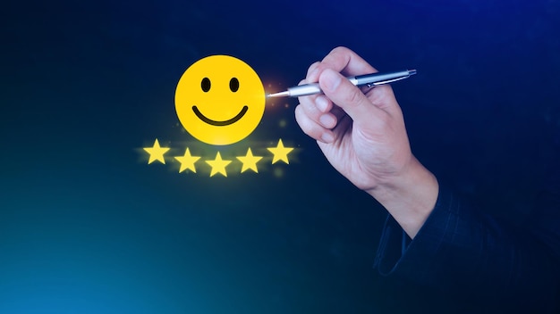 Foto servicios al cliente mejor experiencia de calificación de negocio excelente revisión positiva y retroalimentación concepto de encuesta de satisfacción mano de un hombre de negocios mostrar cara de sonrisa feliz con cinco estrellas