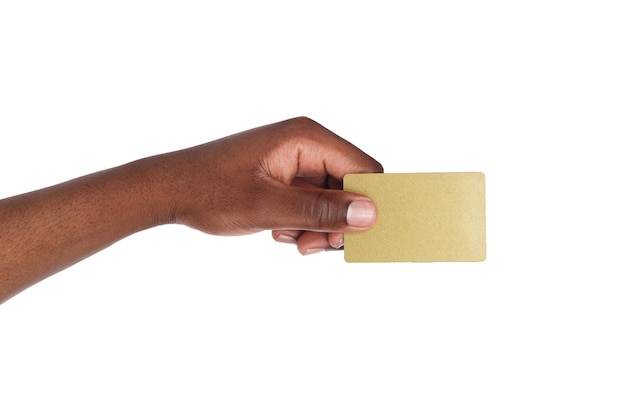 Servicios bancarios. Mano masculina negra sosteniendo una tarjeta de crédito de plástico sobre fondo blanco de estudio aislado, espacio de copia, recorte